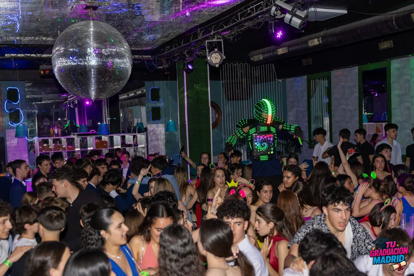 Graduaciones en Madrid — final con confeti y luces